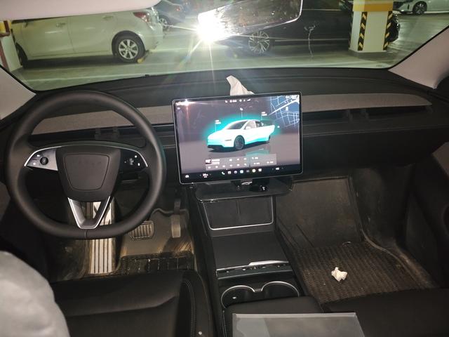 Tesla Model Y 2025 thumb 3