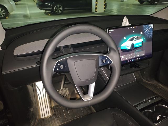 Tesla Model Y 2025 thumb 5