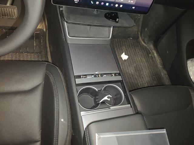 Tesla Model Y 2025 thumb 7