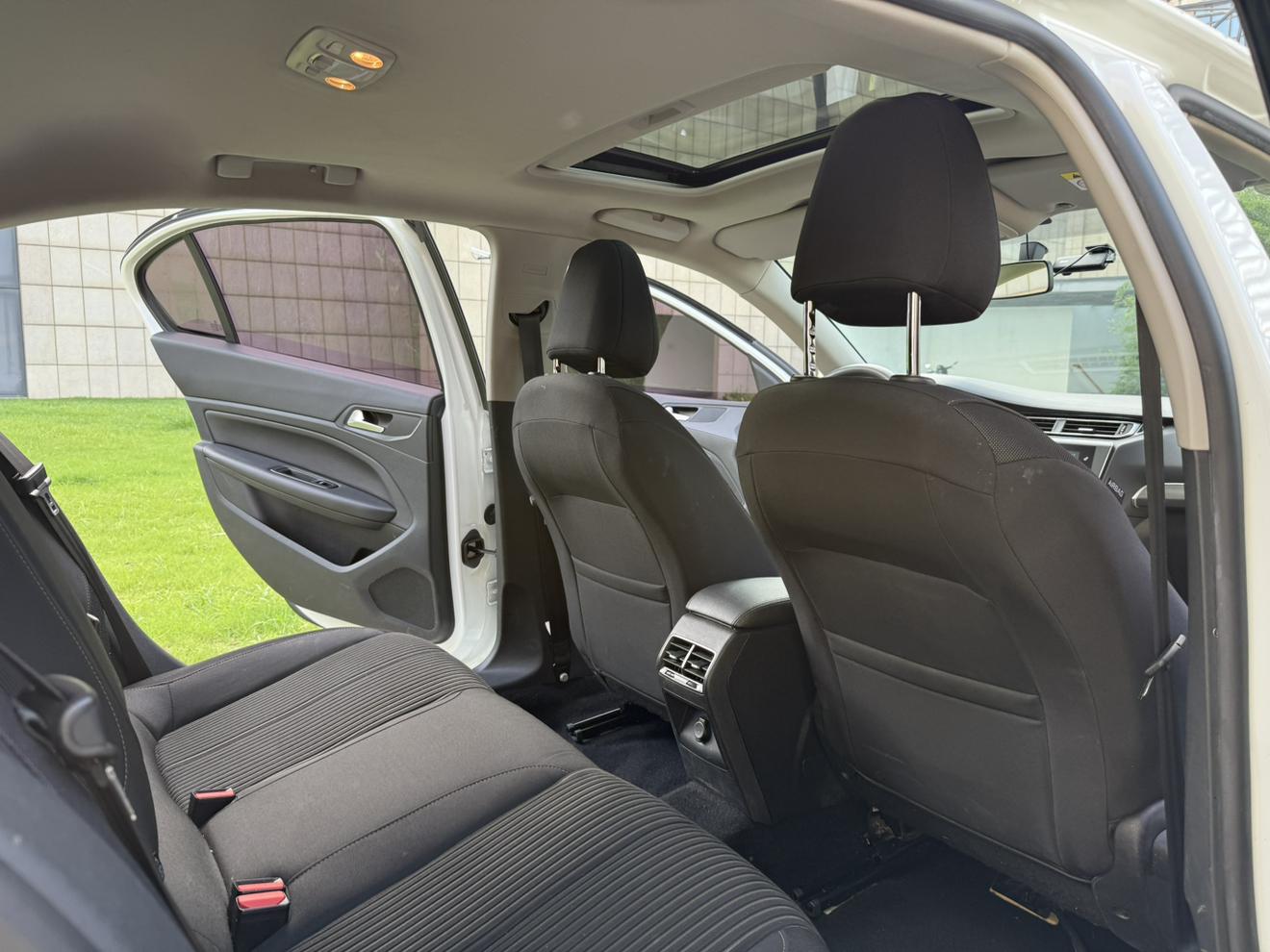 Peugeot 408 2015 thumb 6