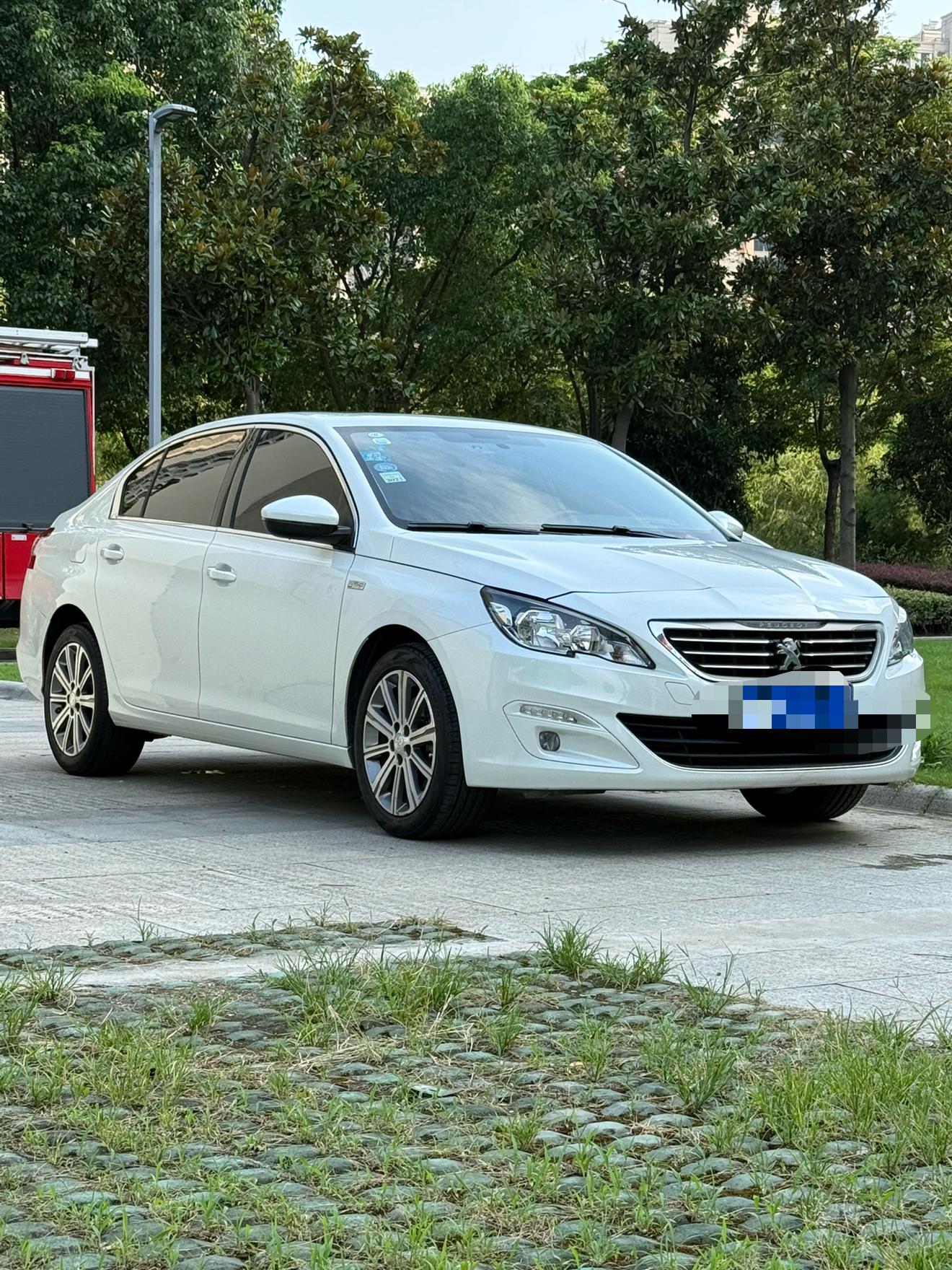 Peugeot 408 2015 thumb 10
