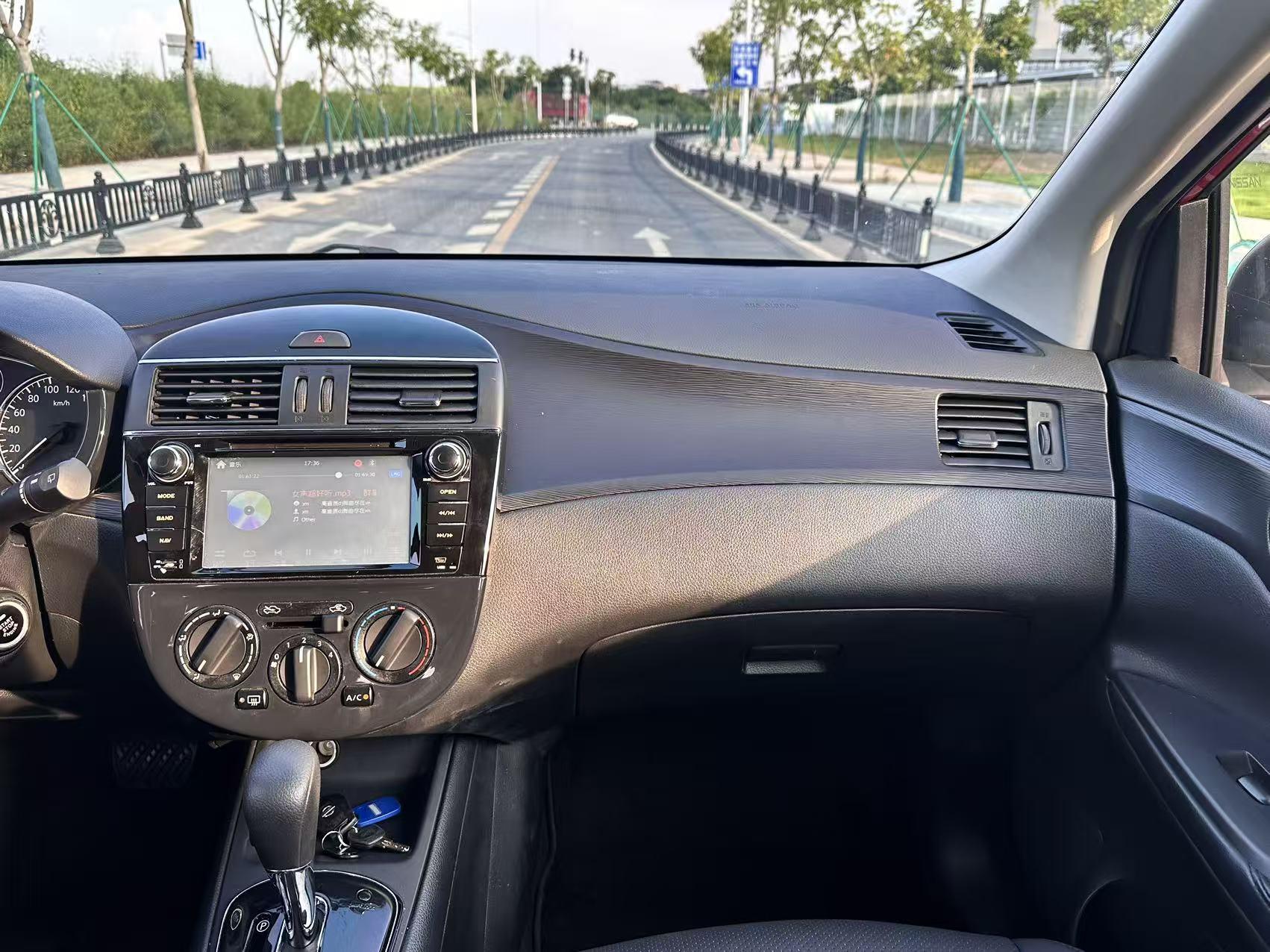Nissan Tiida 2014 thumb 9