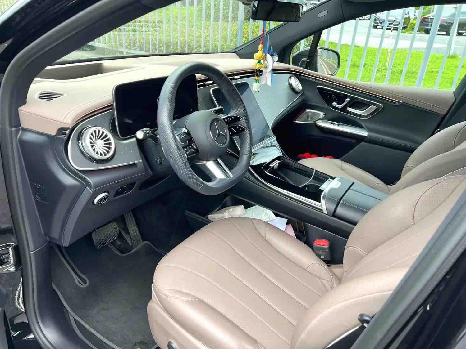 Mercedes-Benz EQE SUV 2023 thumb 10