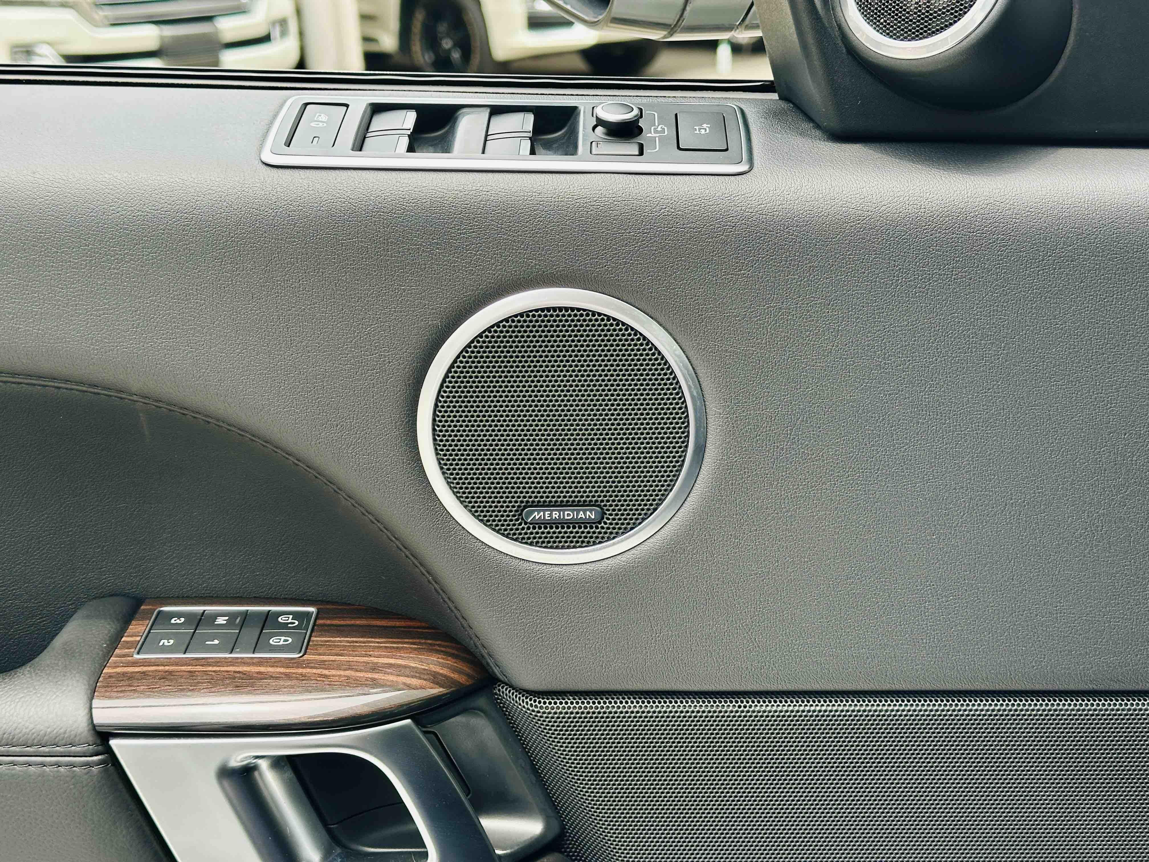 Land Rover Range Rover 2016 thumb 2
