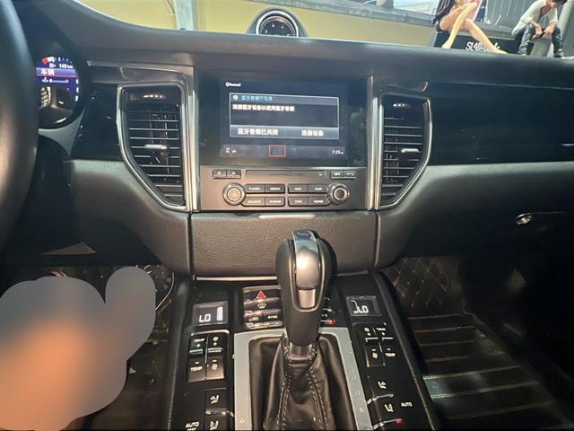 Porsche Macan 2017 thumb 3