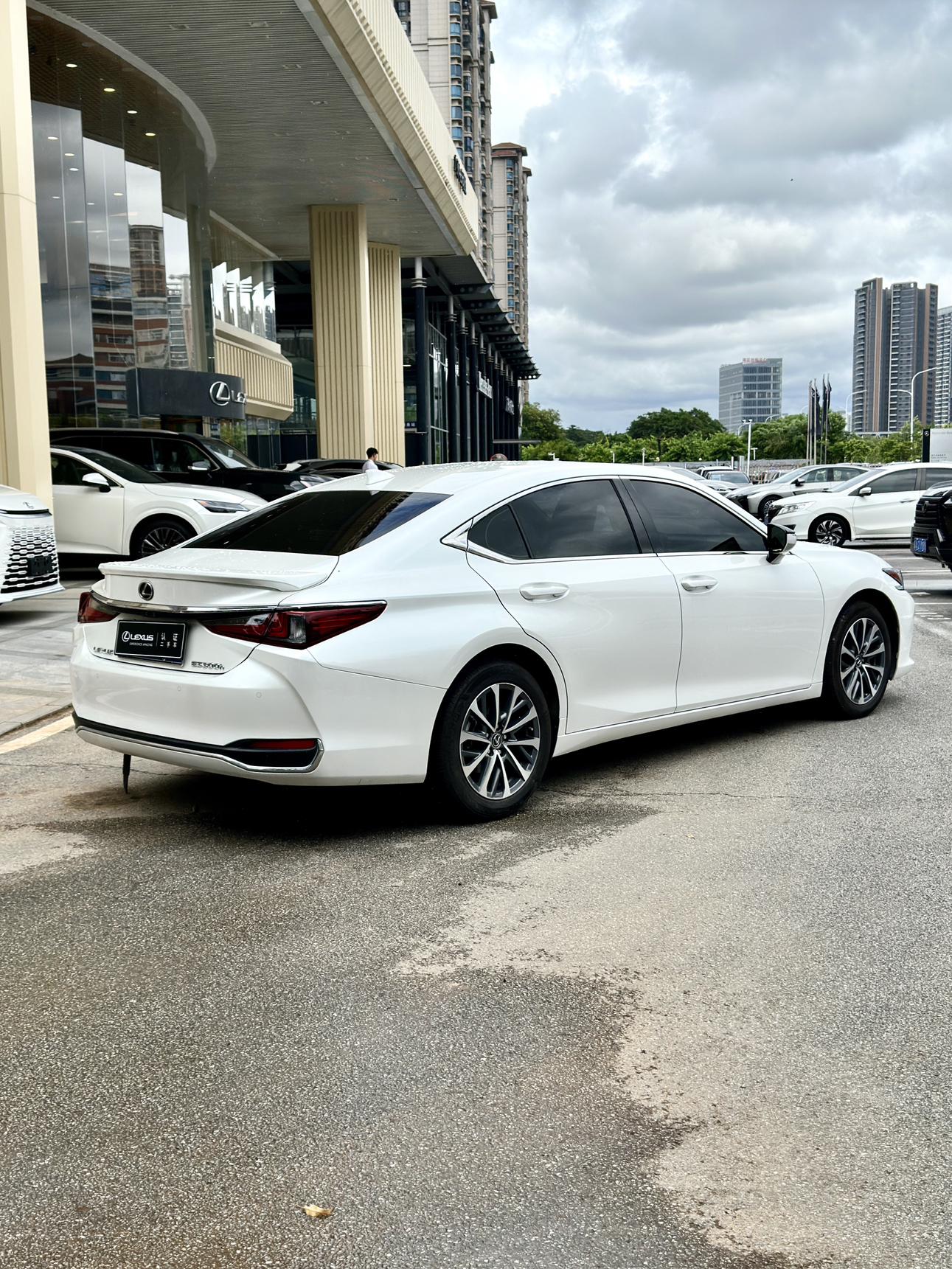 Lexus ES 2022 thumb 2