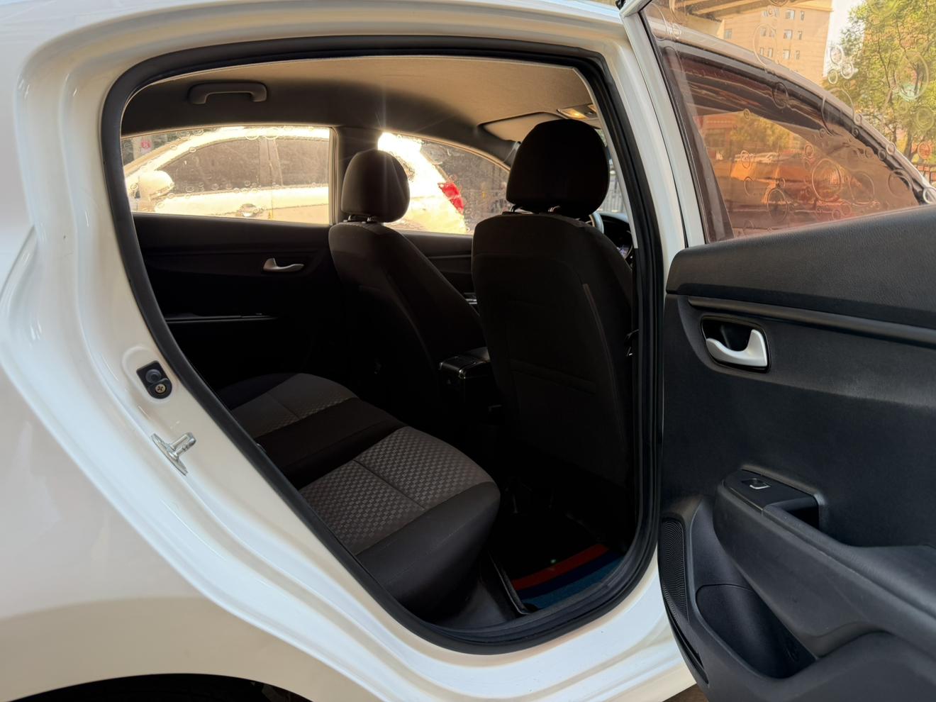 Kia Rio 2017 thumb 10