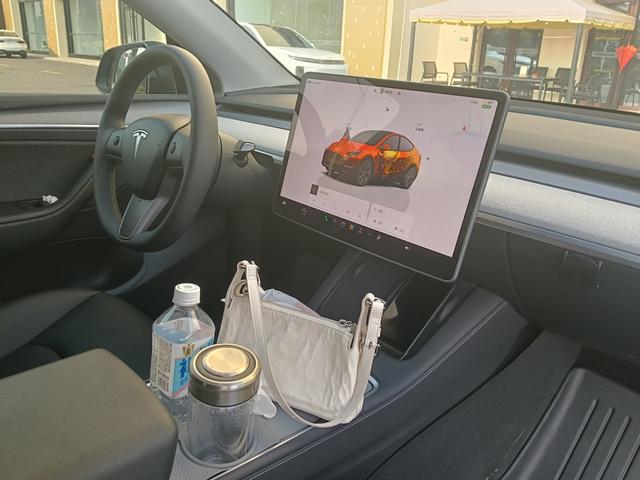Tesla Model Y 2024 thumb 2