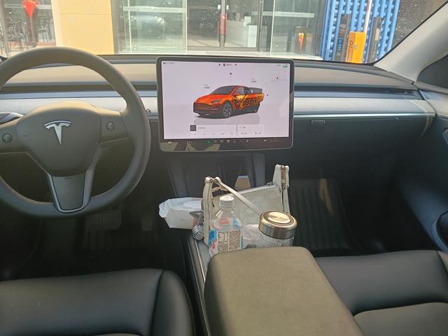 Tesla Model Y 2024 thumb 10