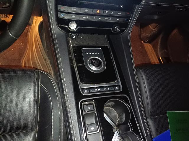 Jaguar F-Pace 2016 thumb 7