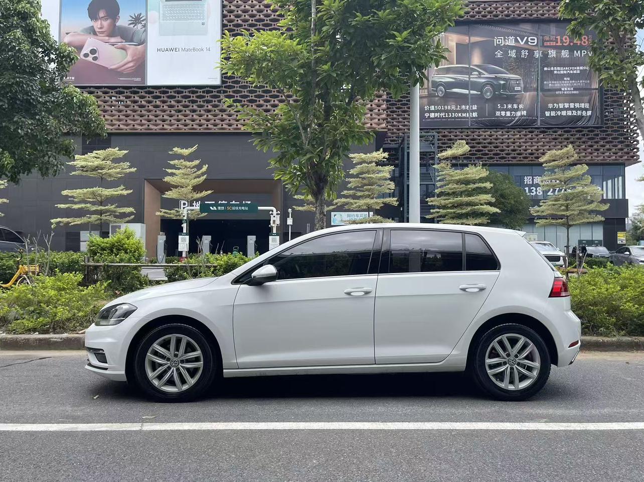 Volkswagen Golf Sportsvan 2019 thumb 2