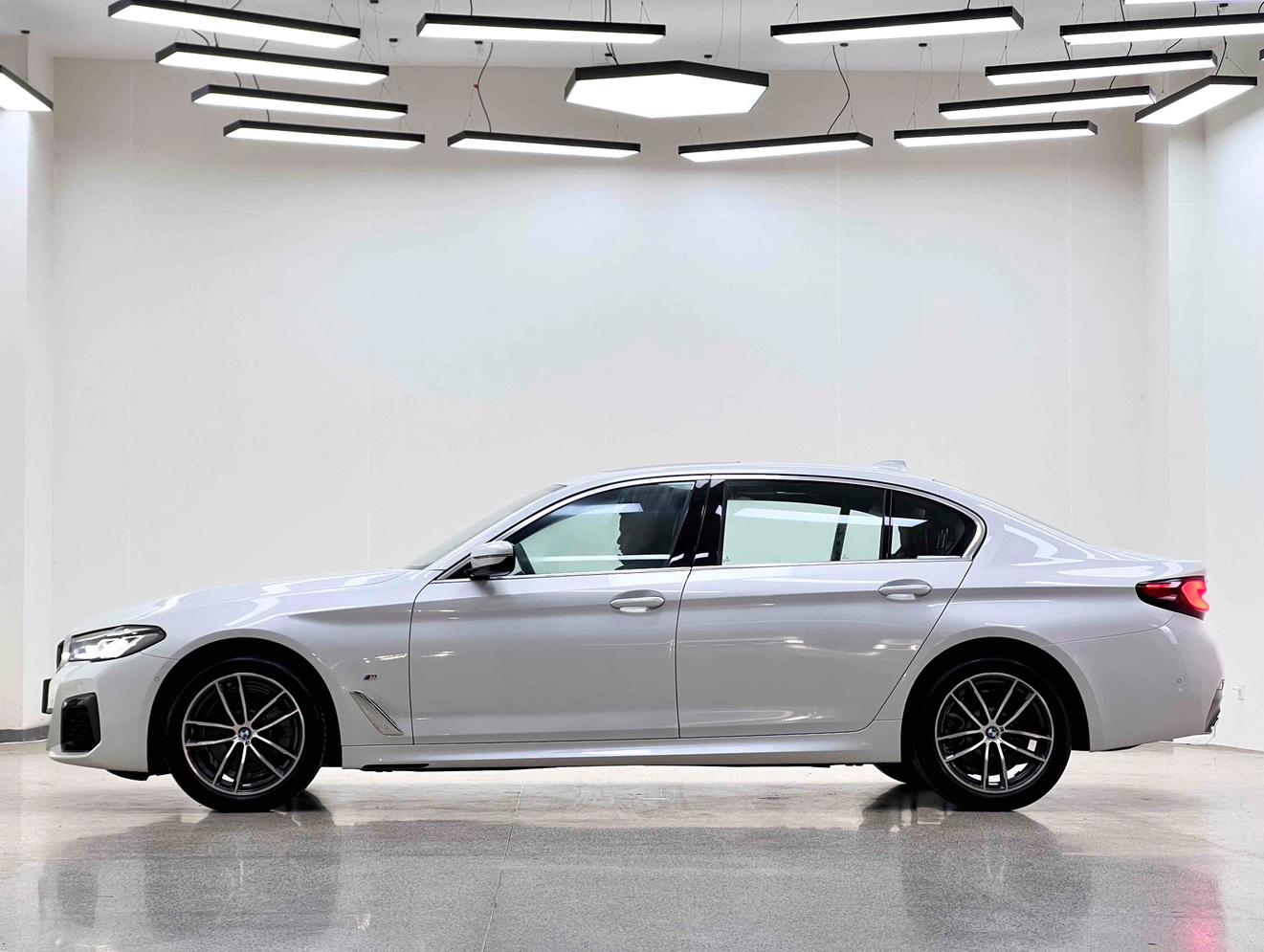 BMW 5 серии 2022 thumb 2