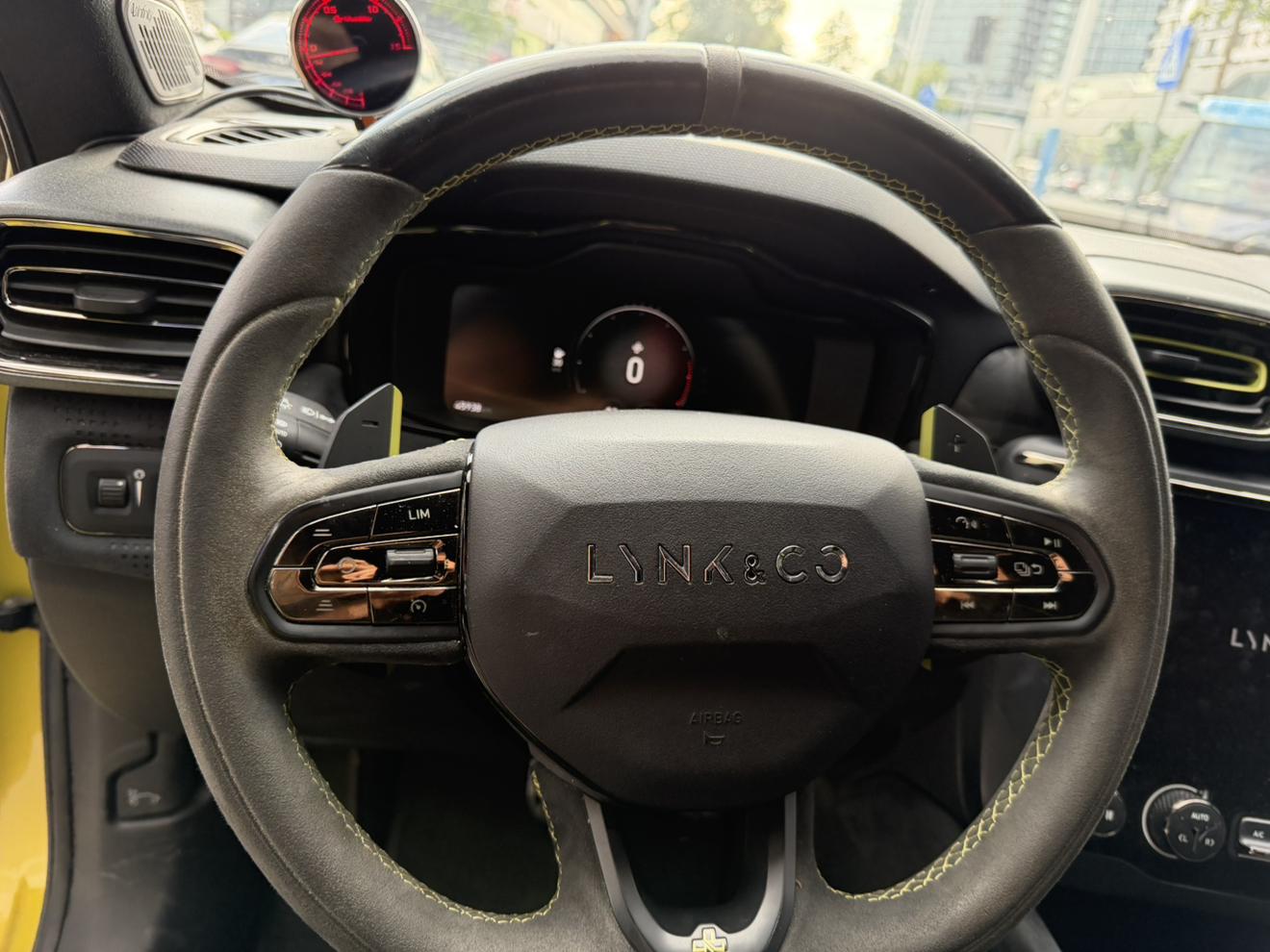 Lynk & Co 03 2019 thumb 9