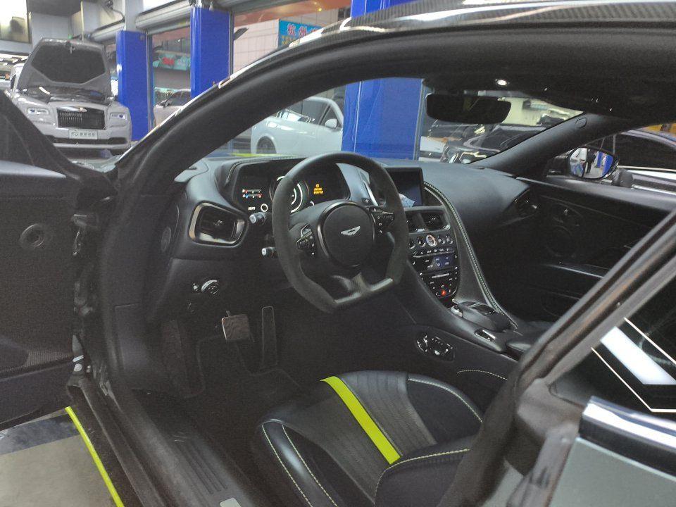 Aston Martin DB11 2019 thumb 5