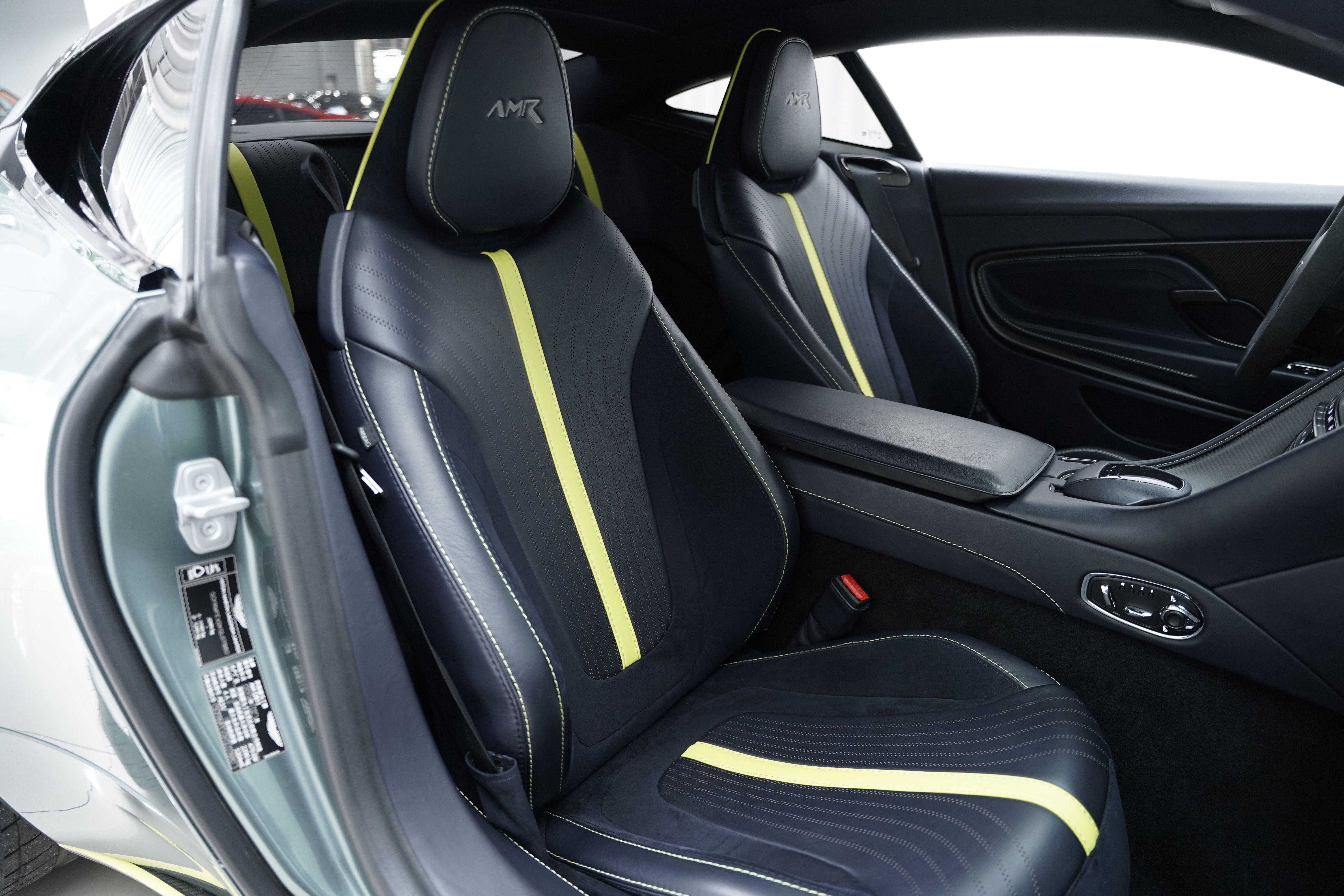 Aston Martin DB11 2019 thumb 8