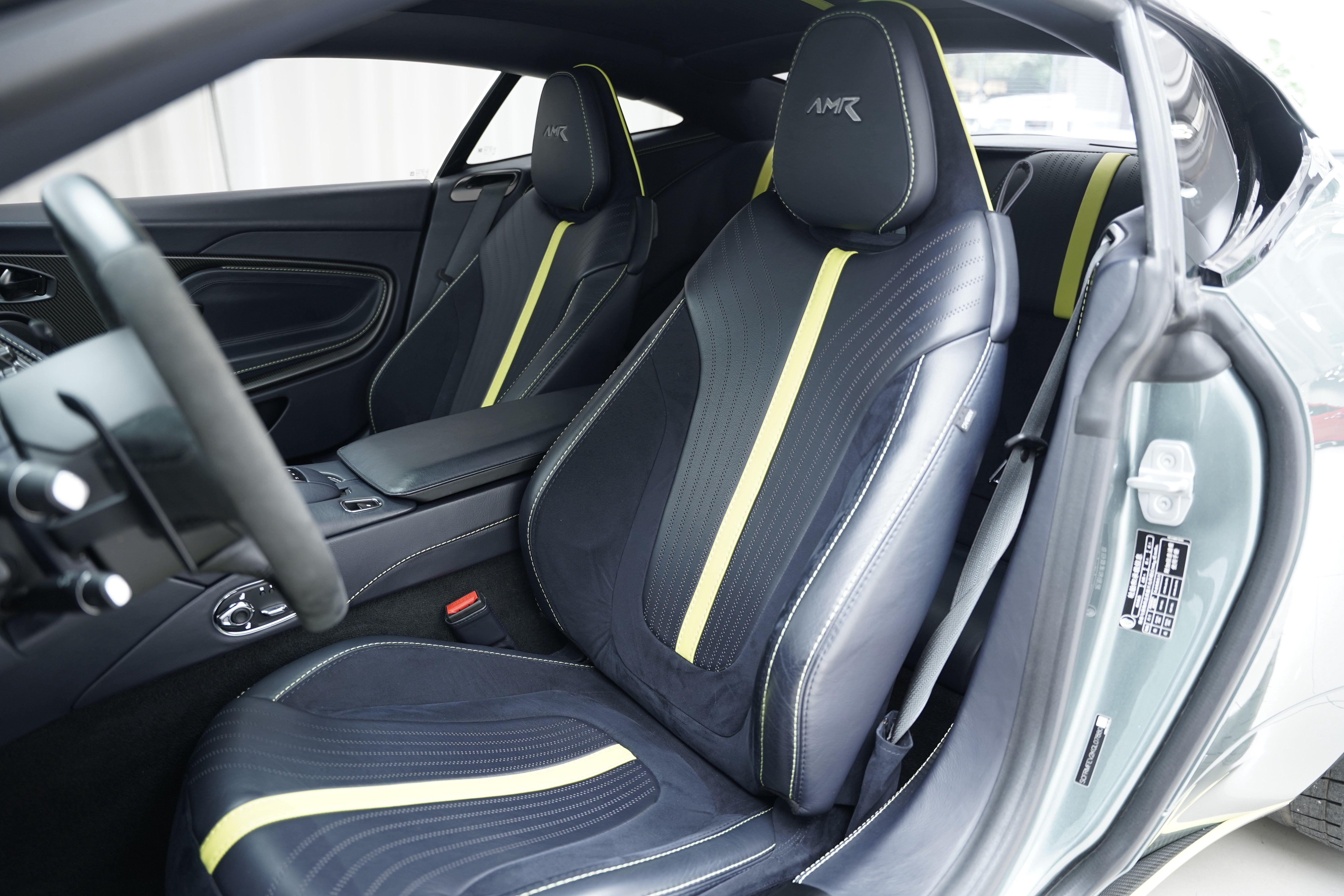 Aston Martin DB11 2019 thumb 9