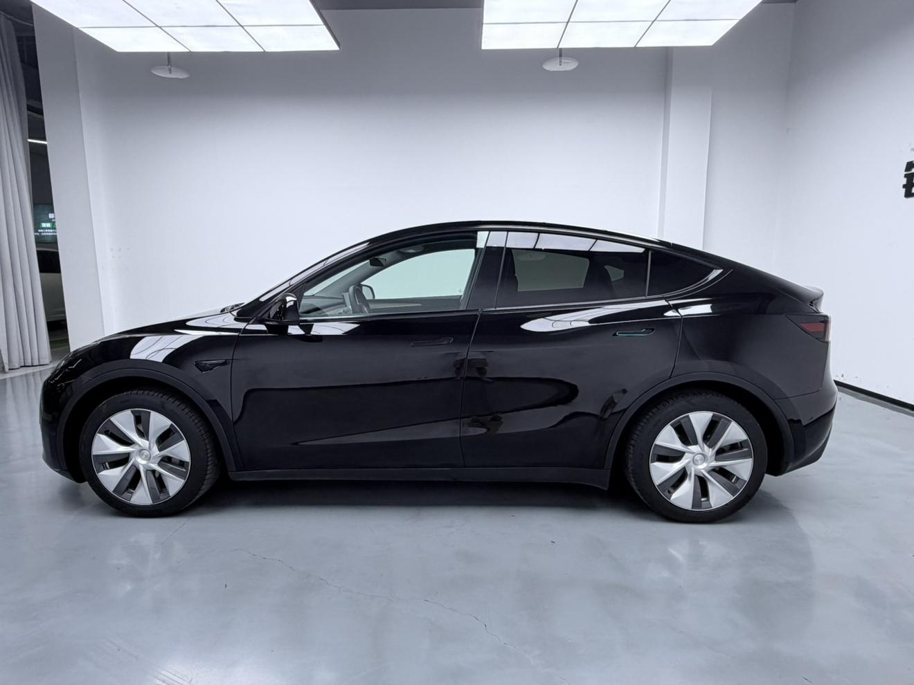 Tesla Model Y 2022 thumb 2