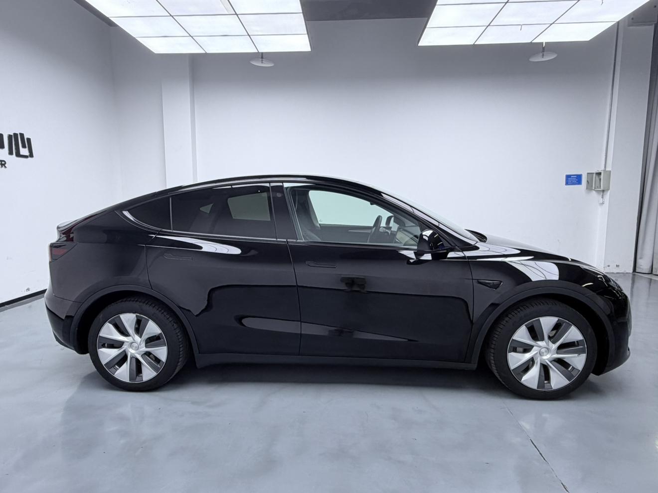 Tesla Model Y 2022 thumb 6
