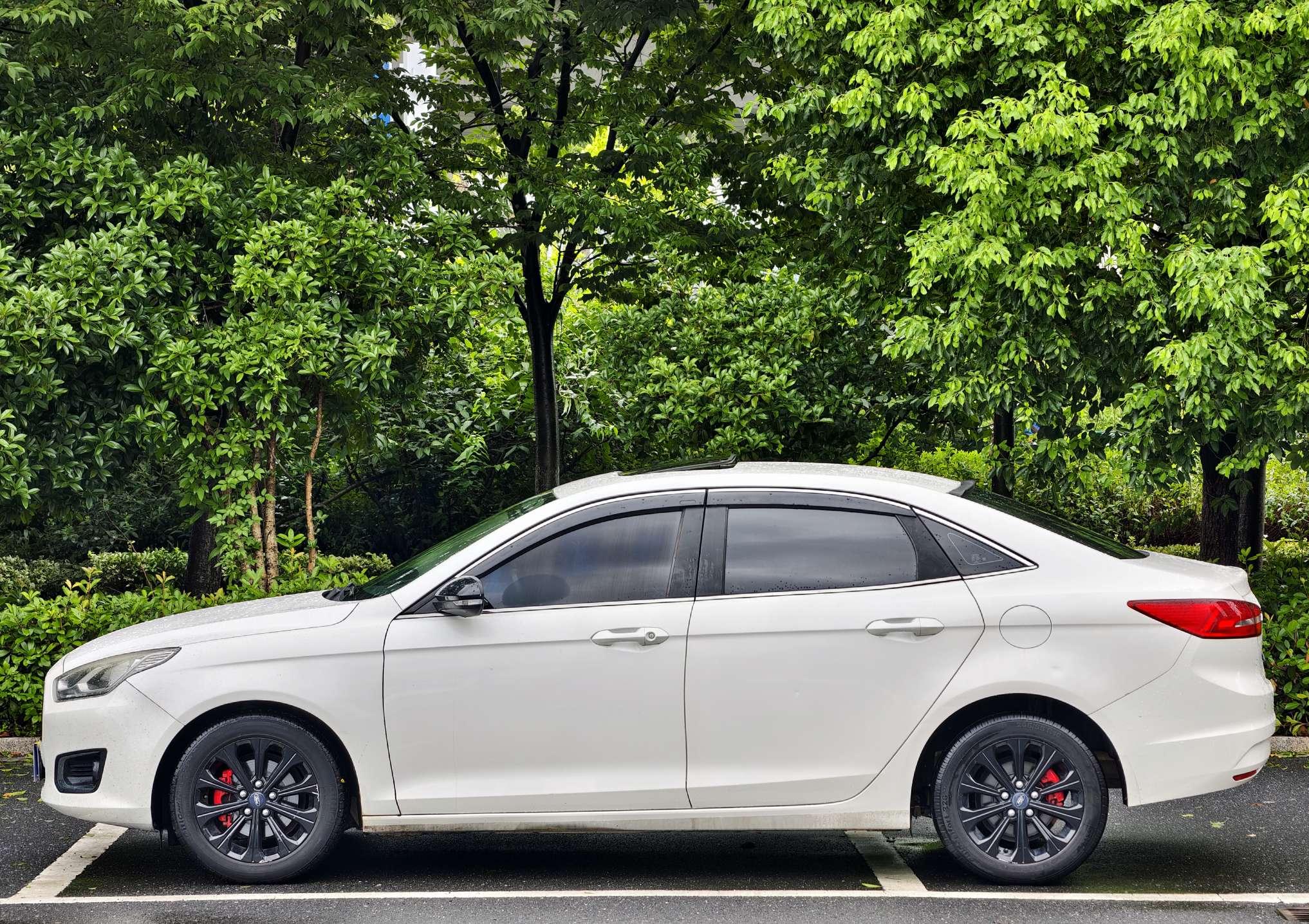 Ford Focus 2015 thumb 2