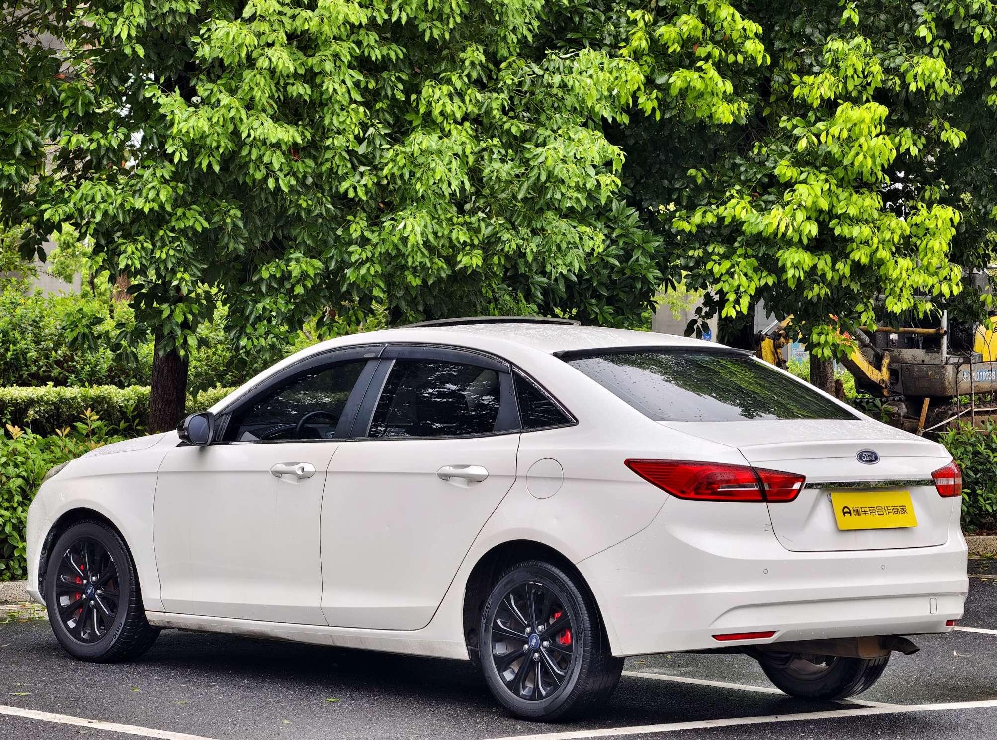 Ford Focus 2015 thumb 3