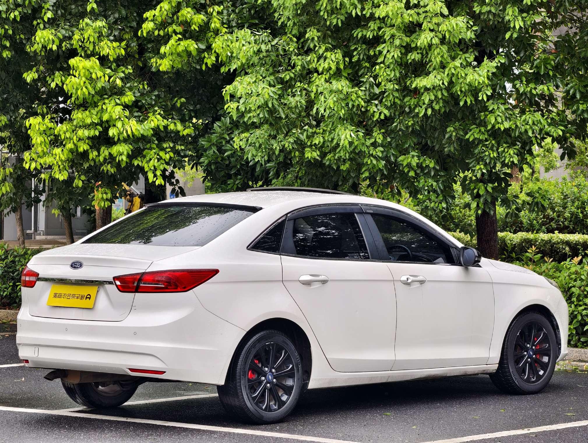 Ford Focus 2015 thumb 5