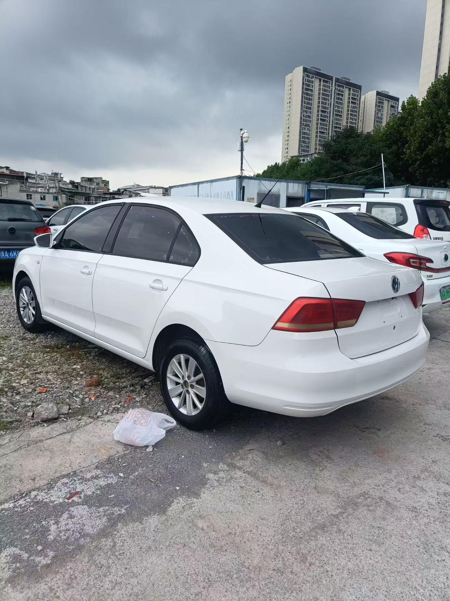 Volkswagen Santana 2013 thumb 2