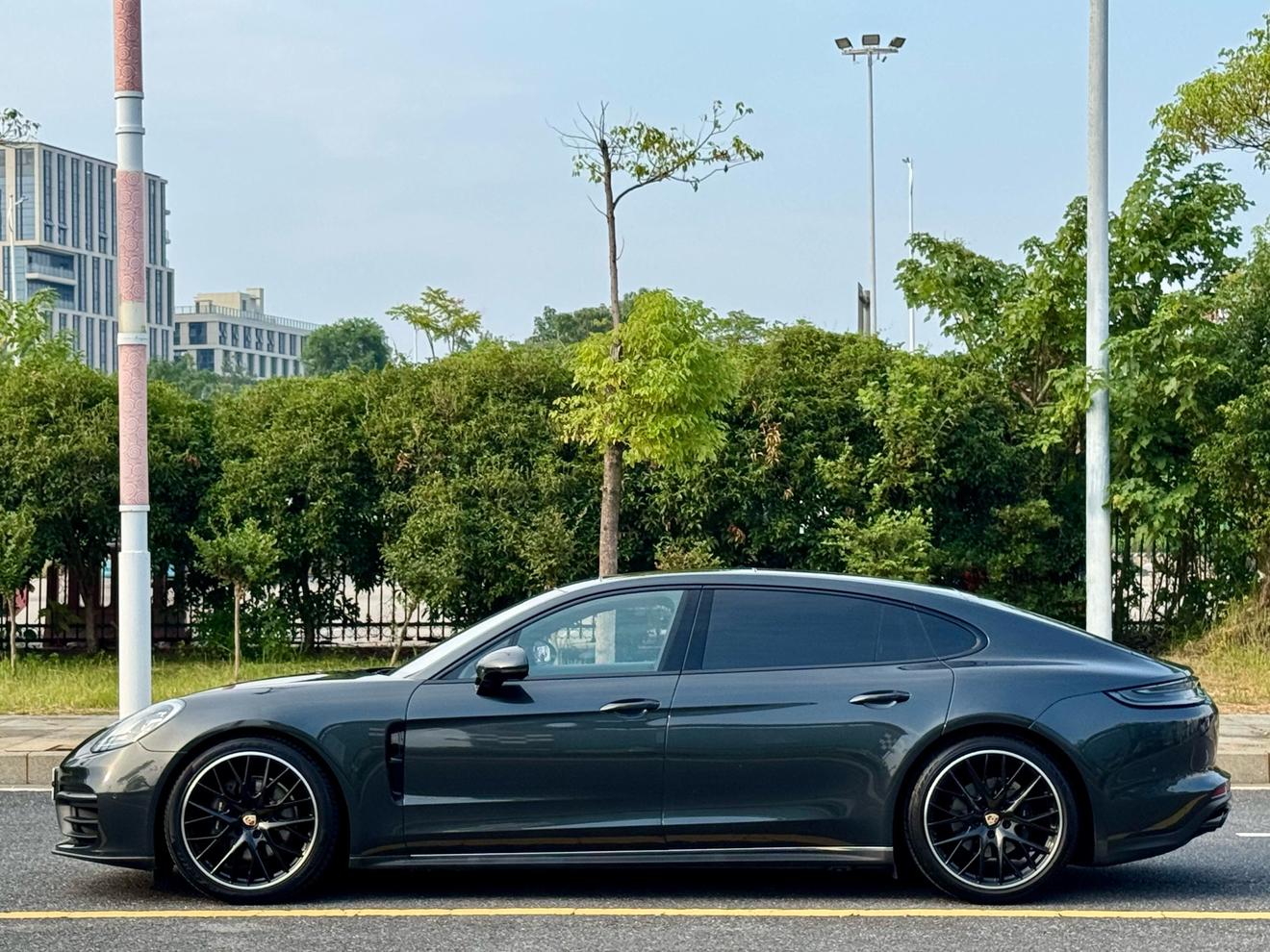 Porsche Panamera 2023 thumb 2