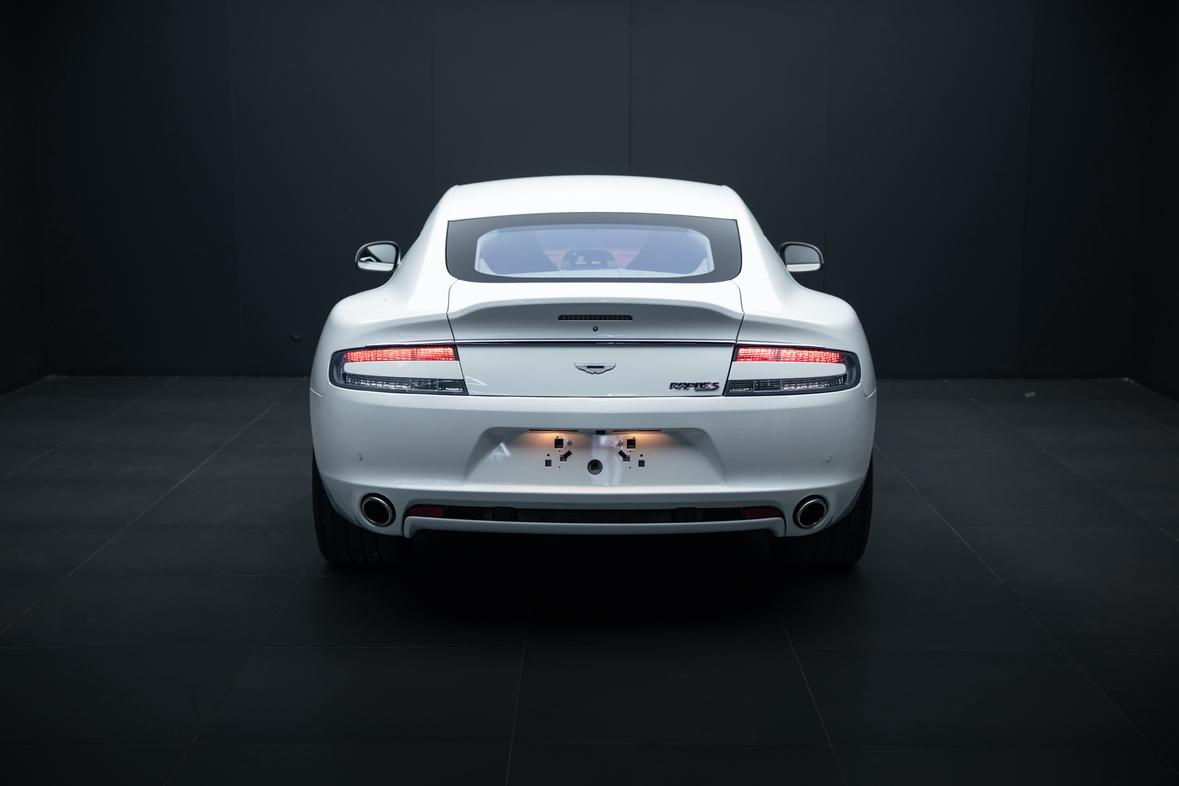 Aston Martin Rapide 2015 thumb 3