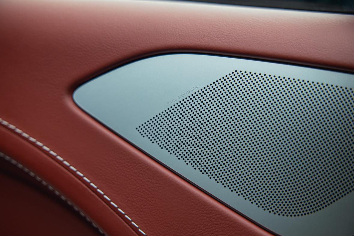 Aston Martin Rapide 2015 thumb 11