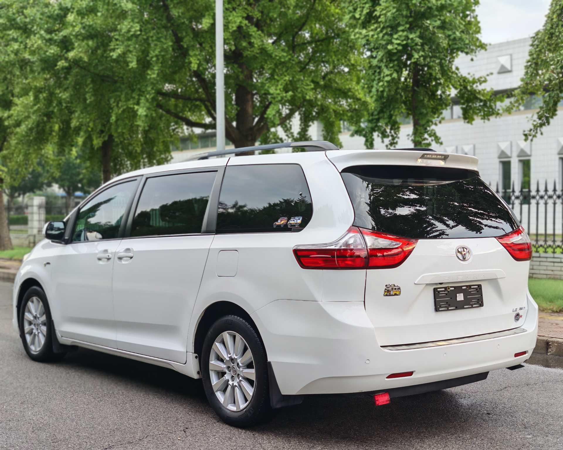 Toyota Sienna 2017 thumb 2