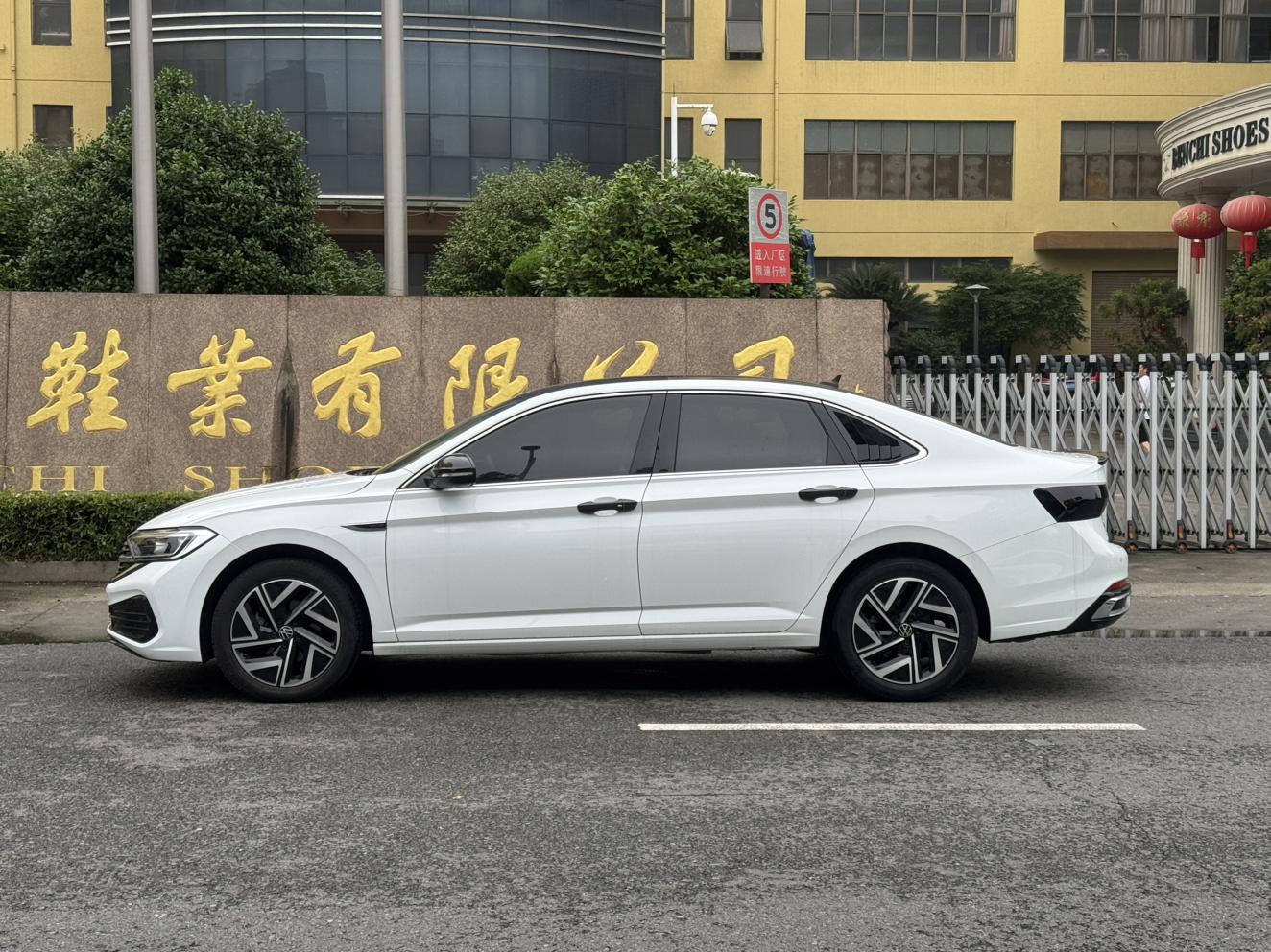 Volkswagen Sagitar 2023 thumb 2