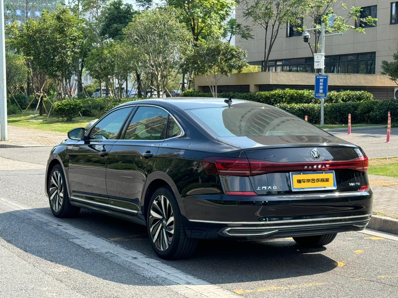 Volkswagen Passat (North America and China) 2022 thumb 3