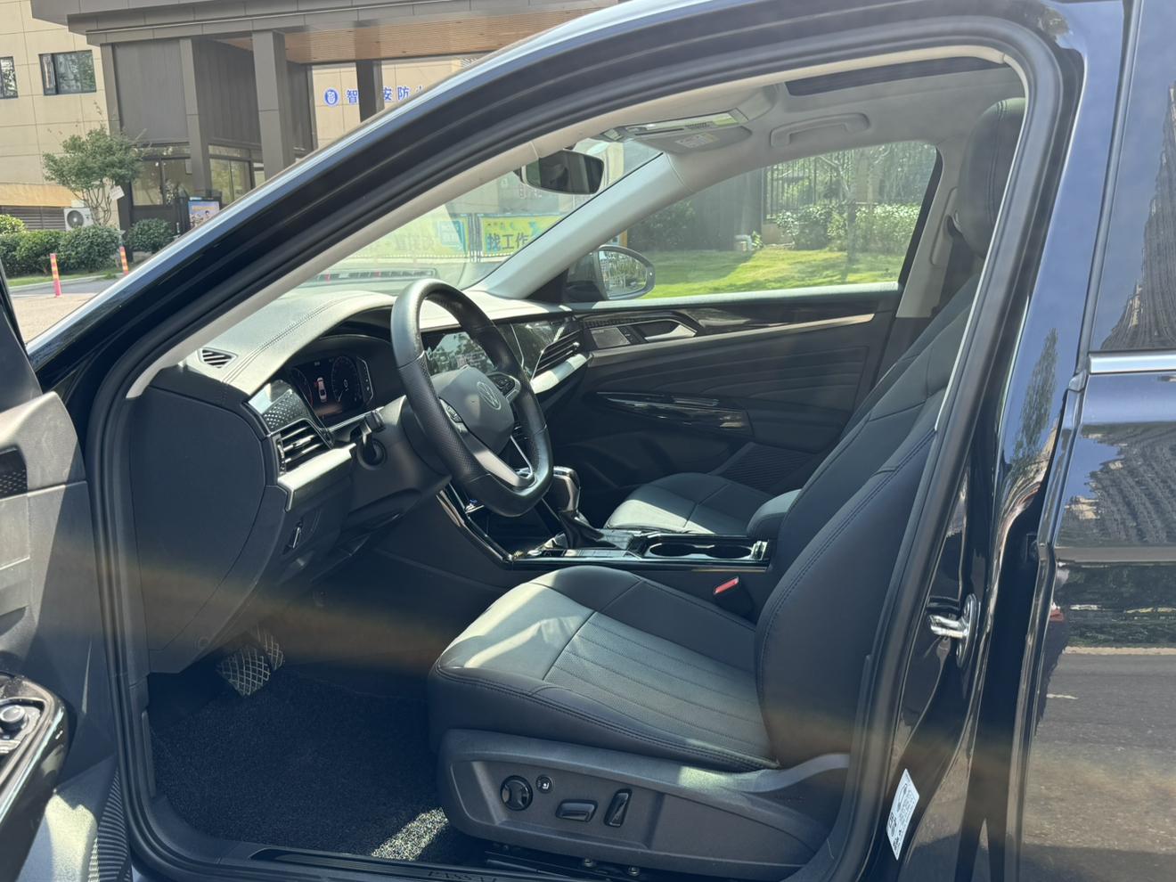 Volkswagen Passat (North America and China) 2022 thumb 9