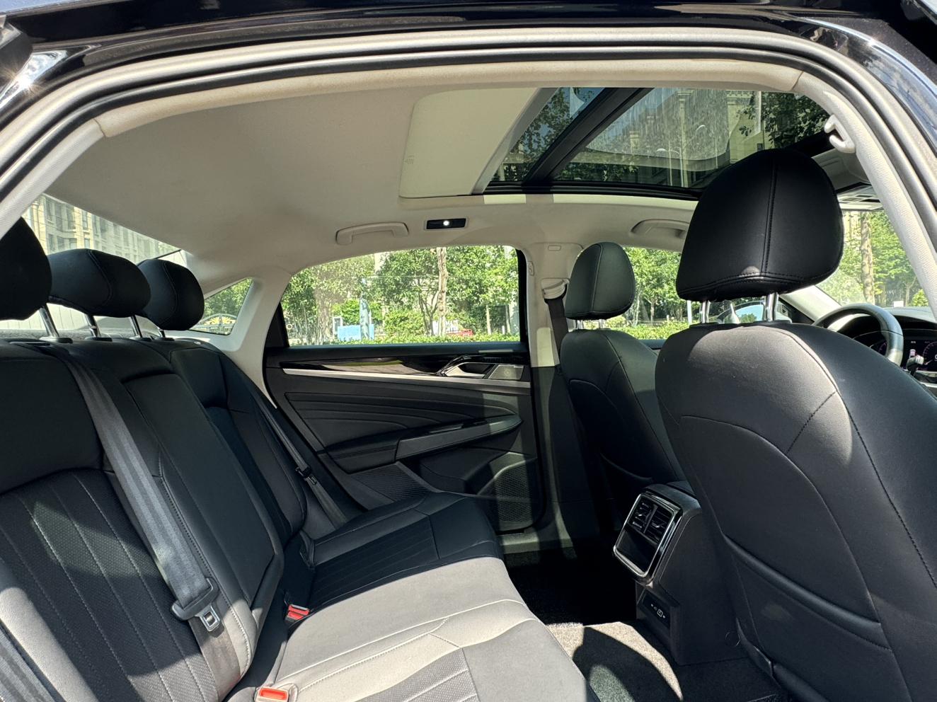 Volkswagen Passat (North America and China) 2022 thumb 12