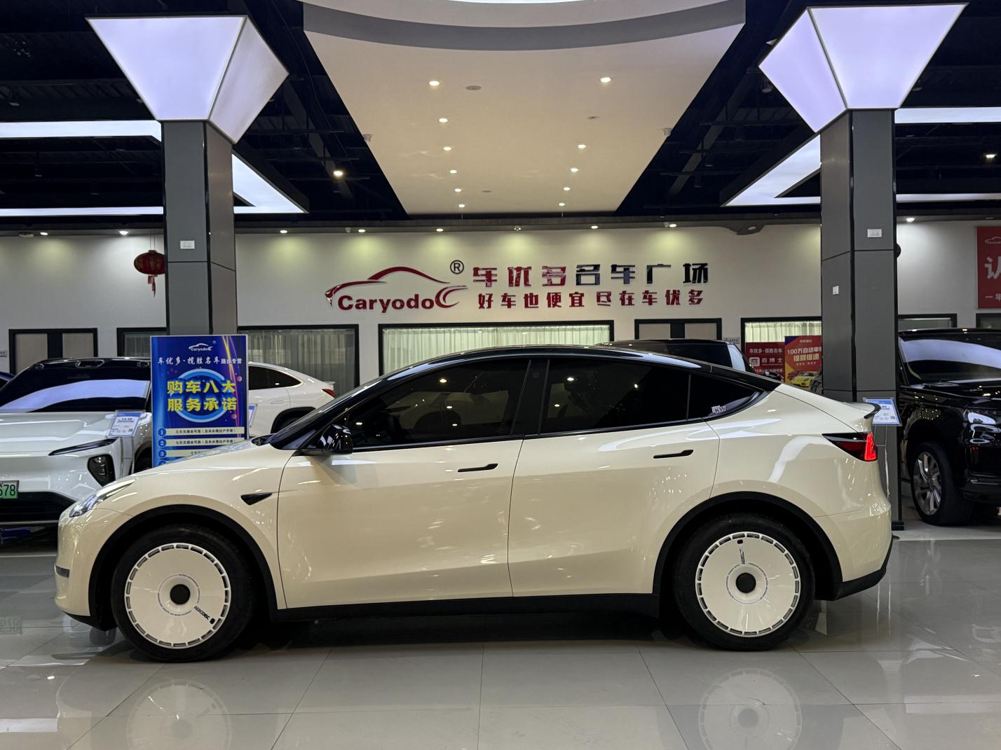 Tesla Model Y 2021 thumb 2