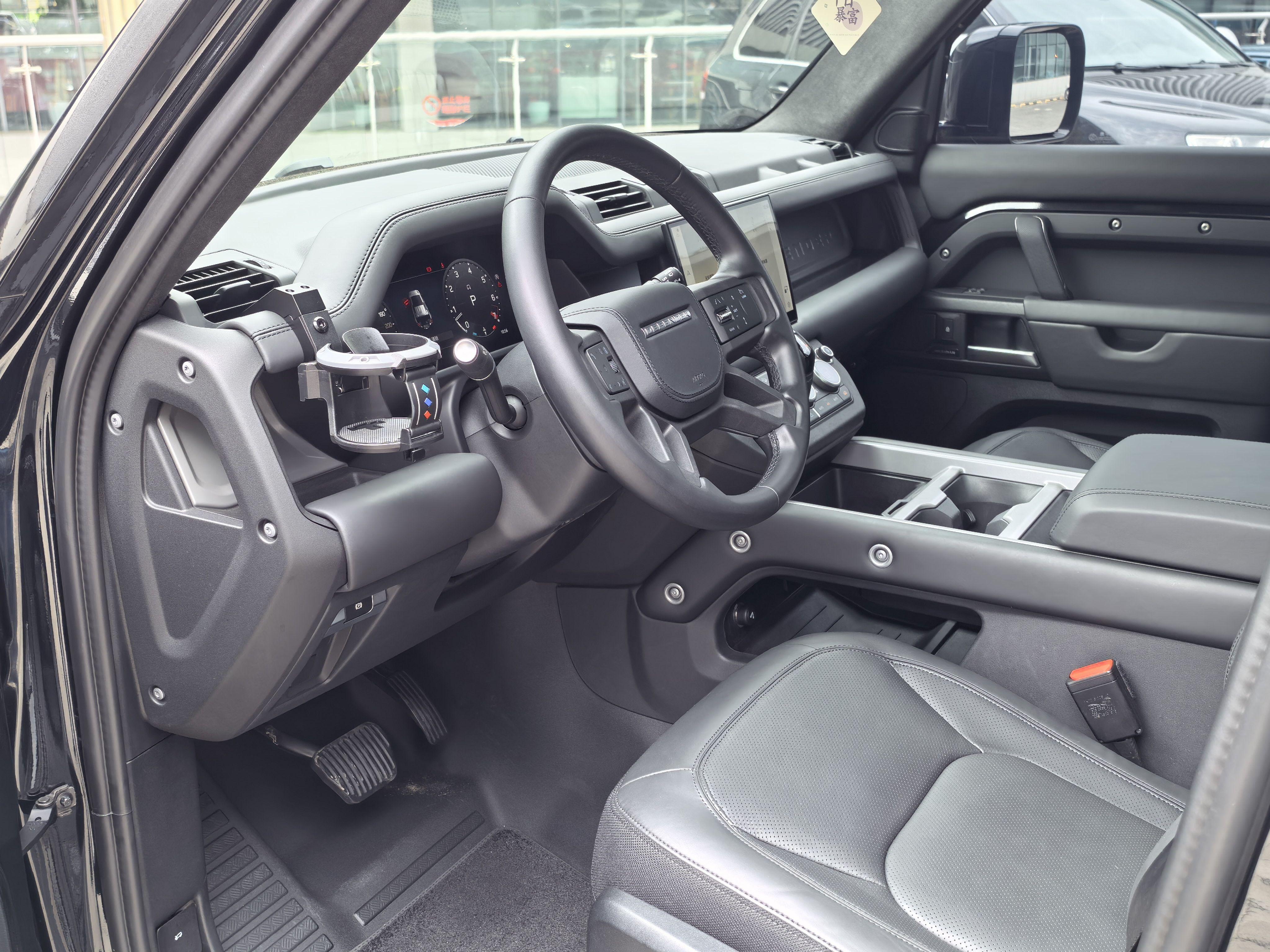 Land Rover Defender 2025 thumb 11