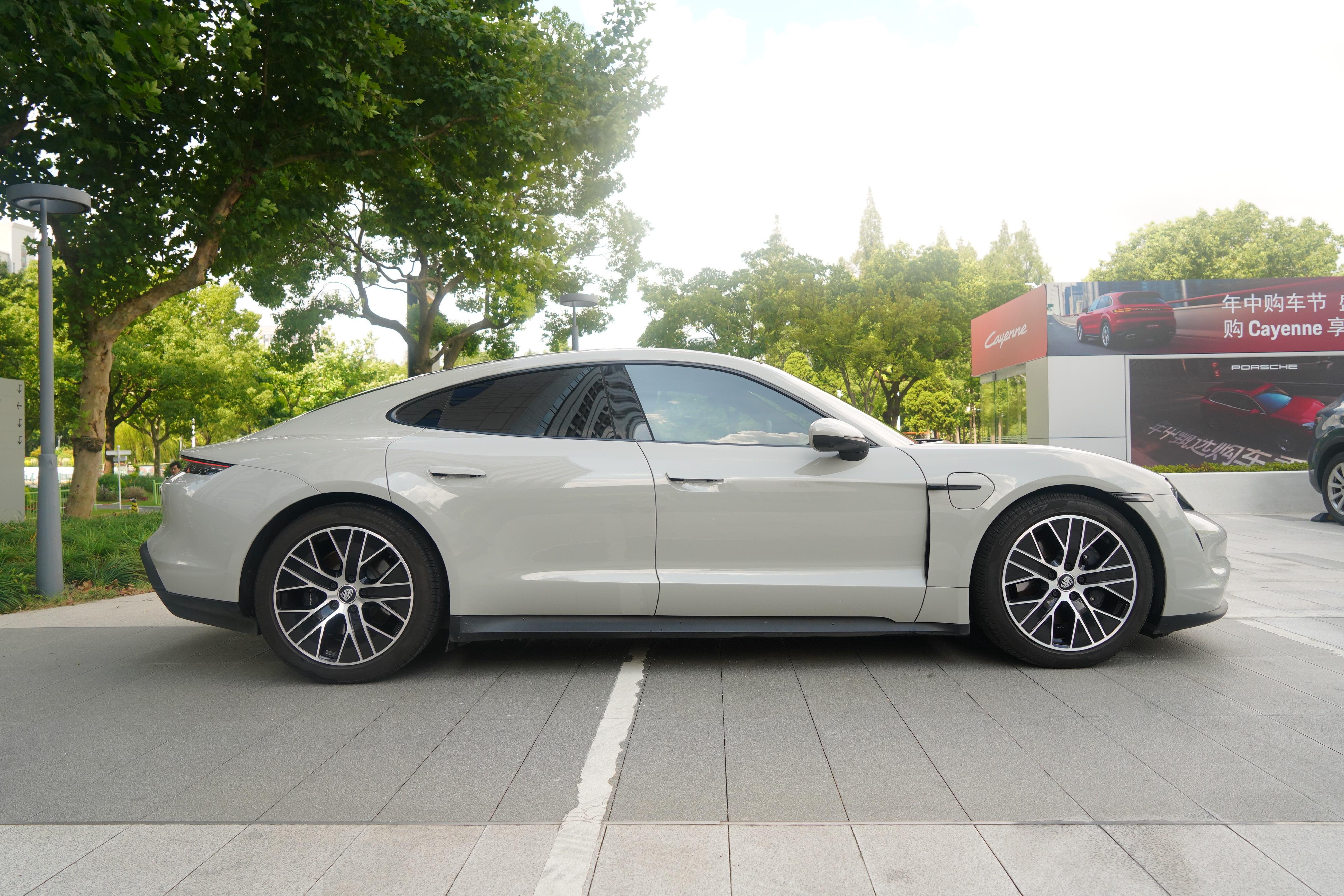 Porsche Taycan 2022 thumb 6