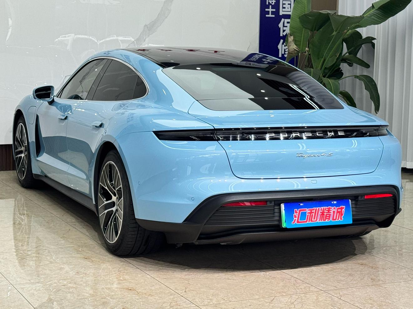 Porsche Taycan 2019 thumb 2