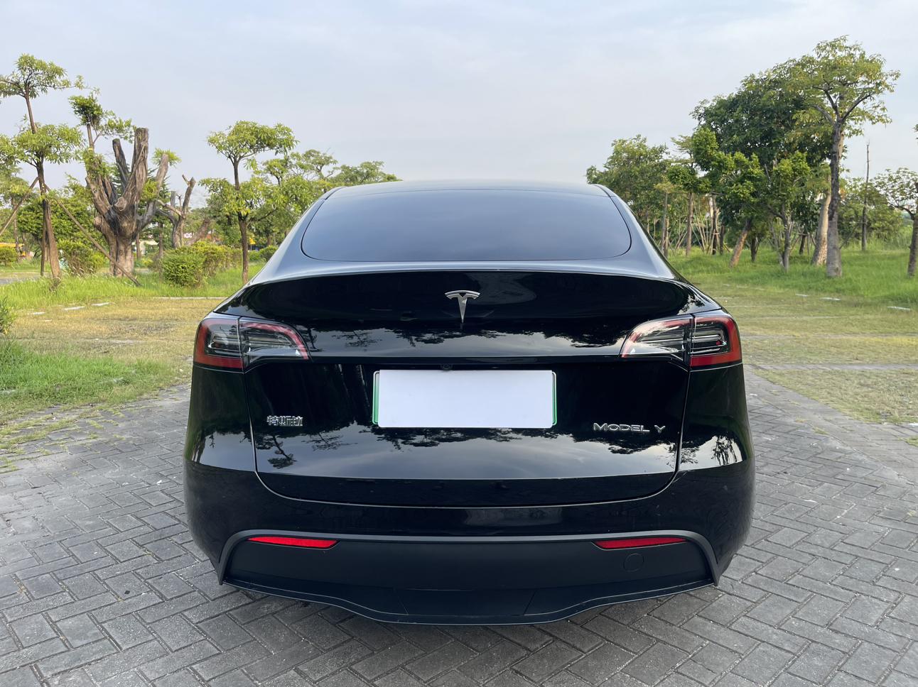 Tesla Model Y 2024 thumb 3