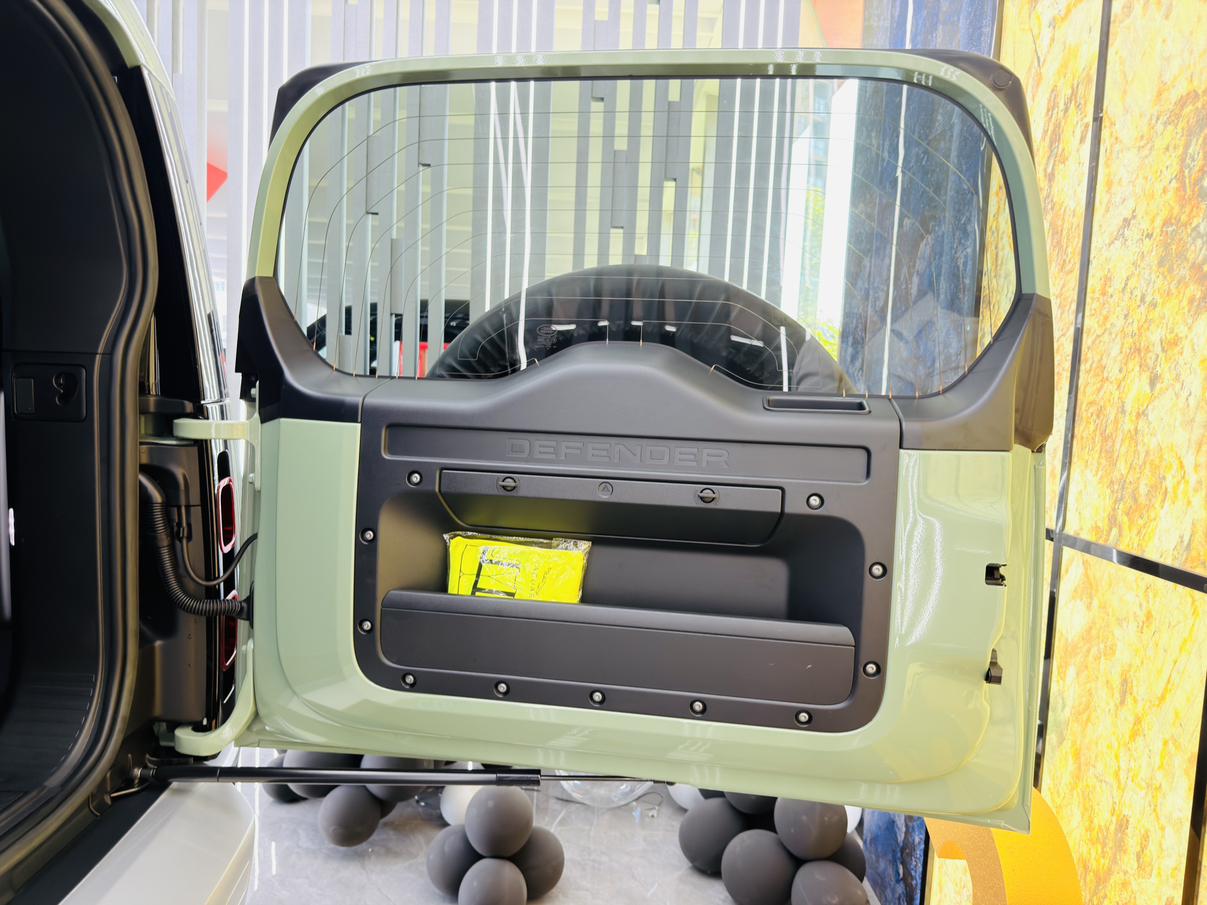 Land Rover Defender 2023 thumb 3