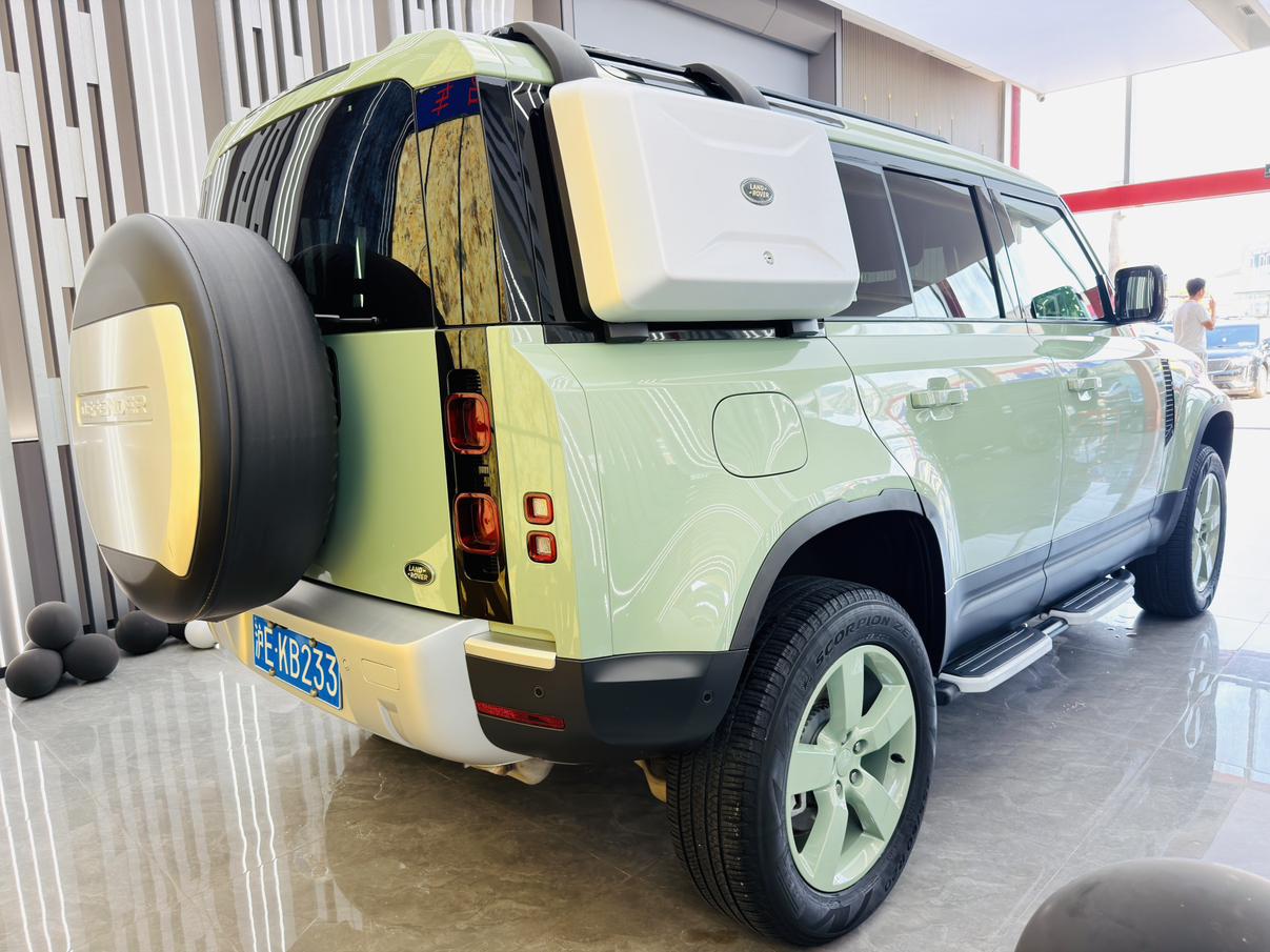 Land Rover Defender 2023 thumb 4