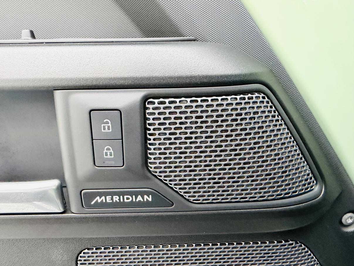 Land Rover Defender 2023 thumb 6
