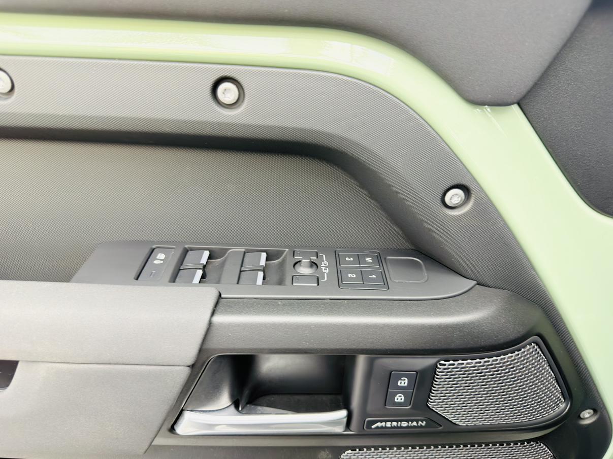 Land Rover Defender 2023 thumb 7
