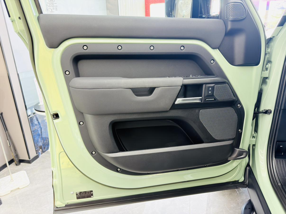 Land Rover Defender 2023 thumb 8