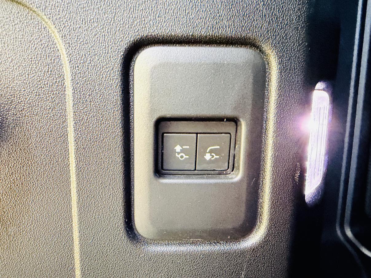 Land Rover Defender 2023 thumb 12