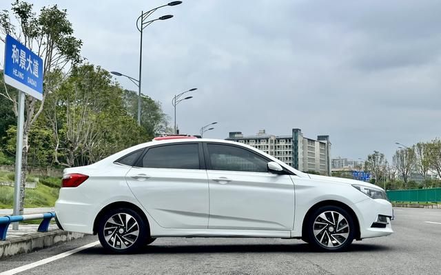 Changan Yuexiang V7 2015 thumb 5