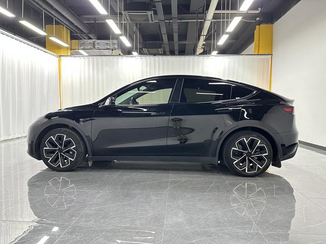 Tesla Model Y 2023 thumb 2