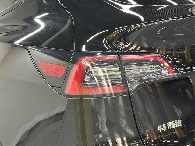 Tesla Model Y 2023 thumb 11