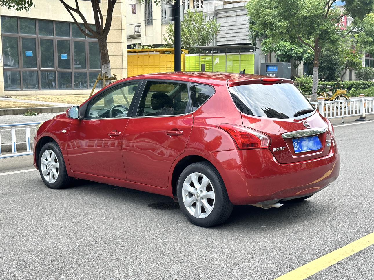 Nissan Tiida 2014 thumb 3