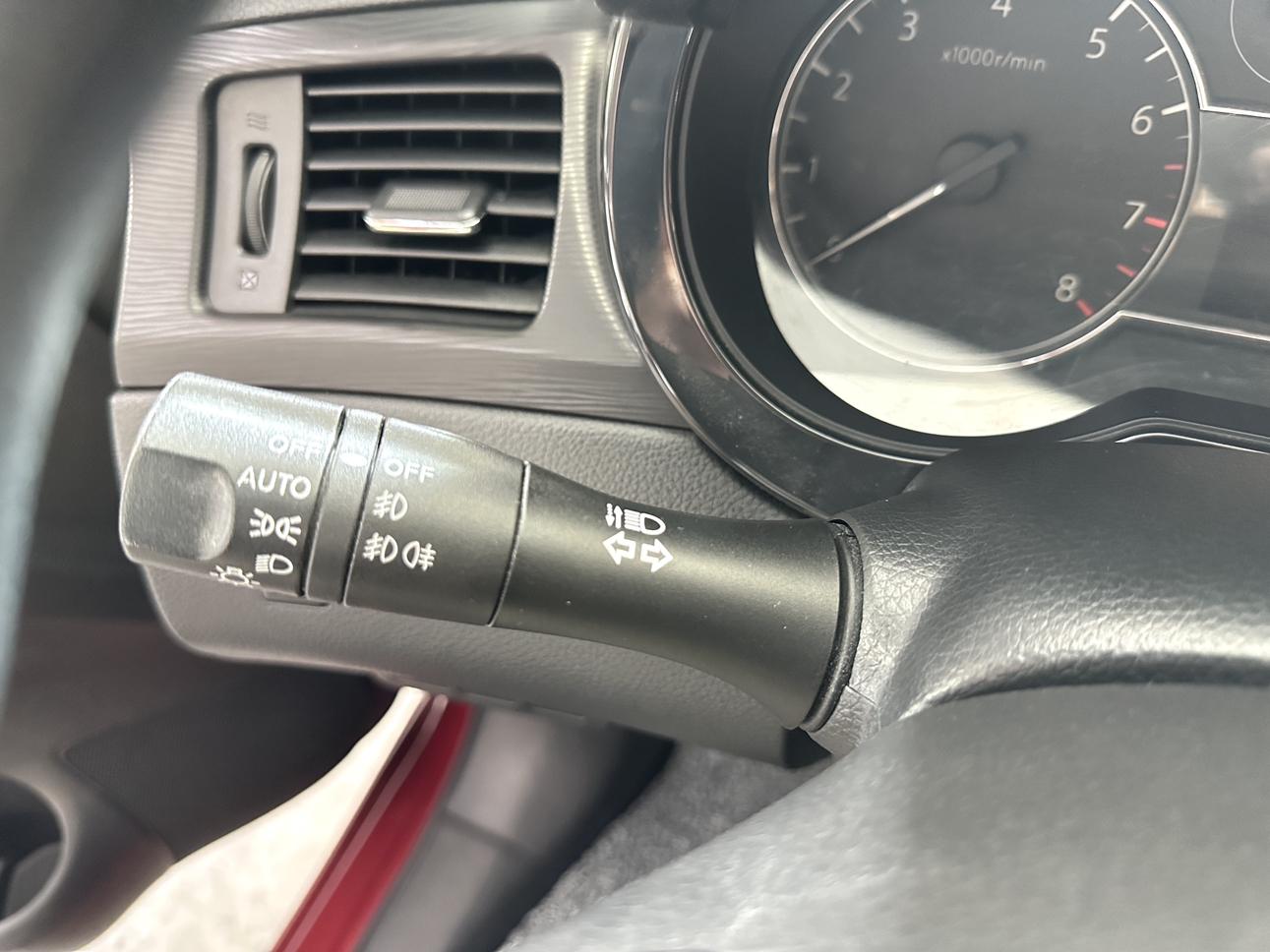 Nissan Tiida 2014 thumb 10